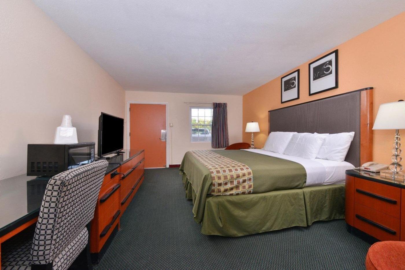 Media Inn & Suites Екстериор снимка