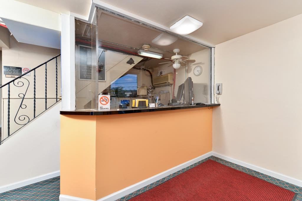 Media Inn & Suites Екстериор снимка