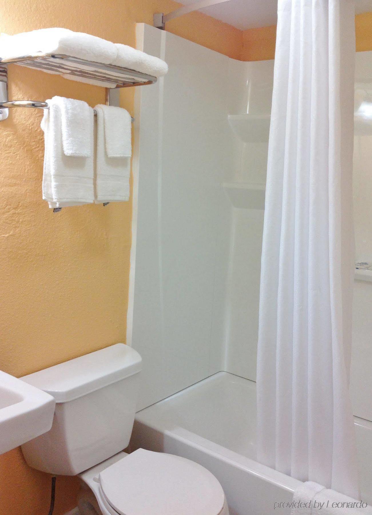Media Inn & Suites Екстериор снимка