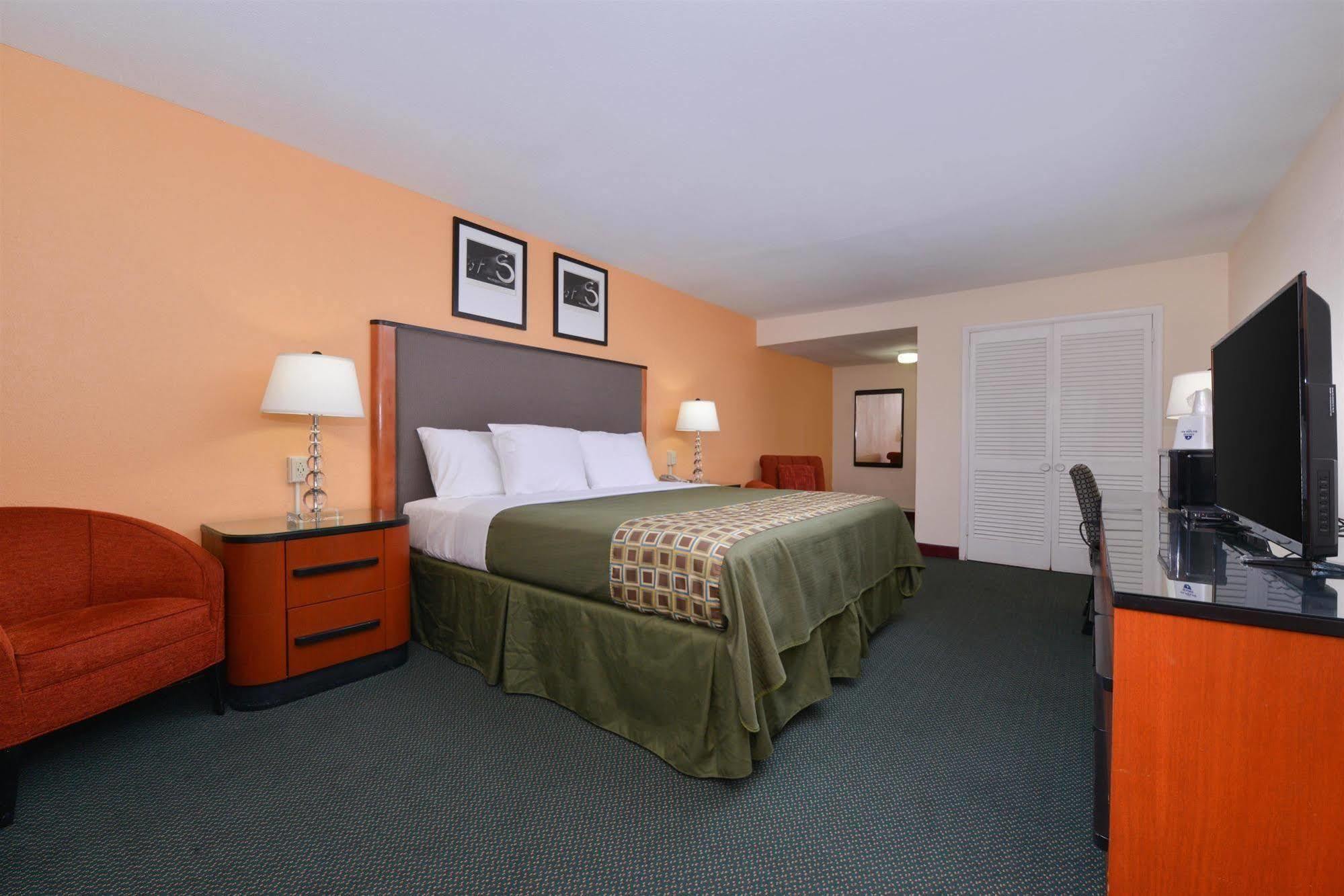 Media Inn & Suites Екстериор снимка