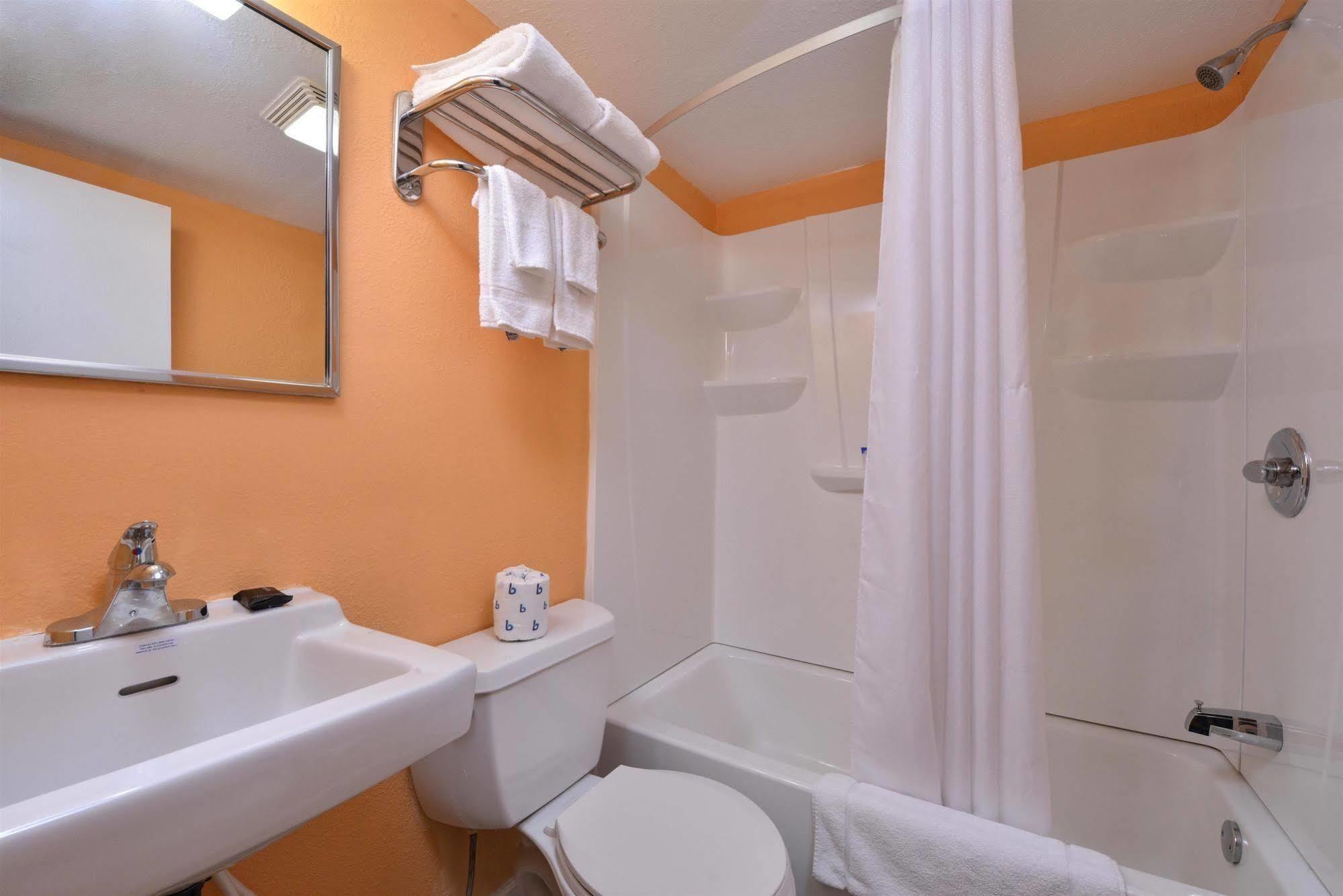 Media Inn & Suites Екстериор снимка
