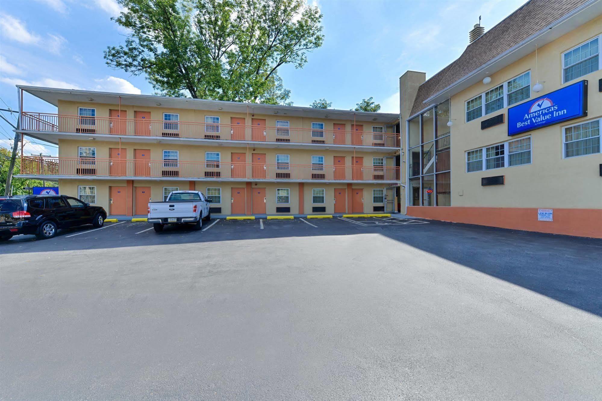 Media Inn & Suites Екстериор снимка