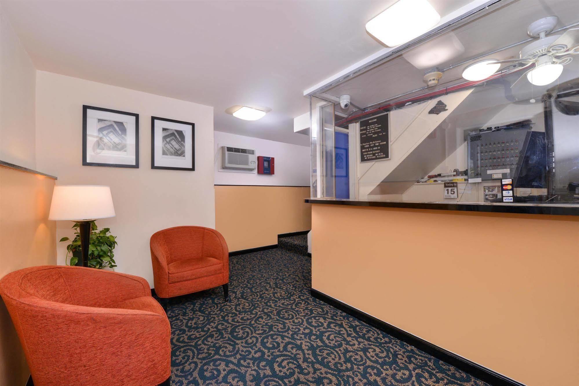 Media Inn & Suites Екстериор снимка
