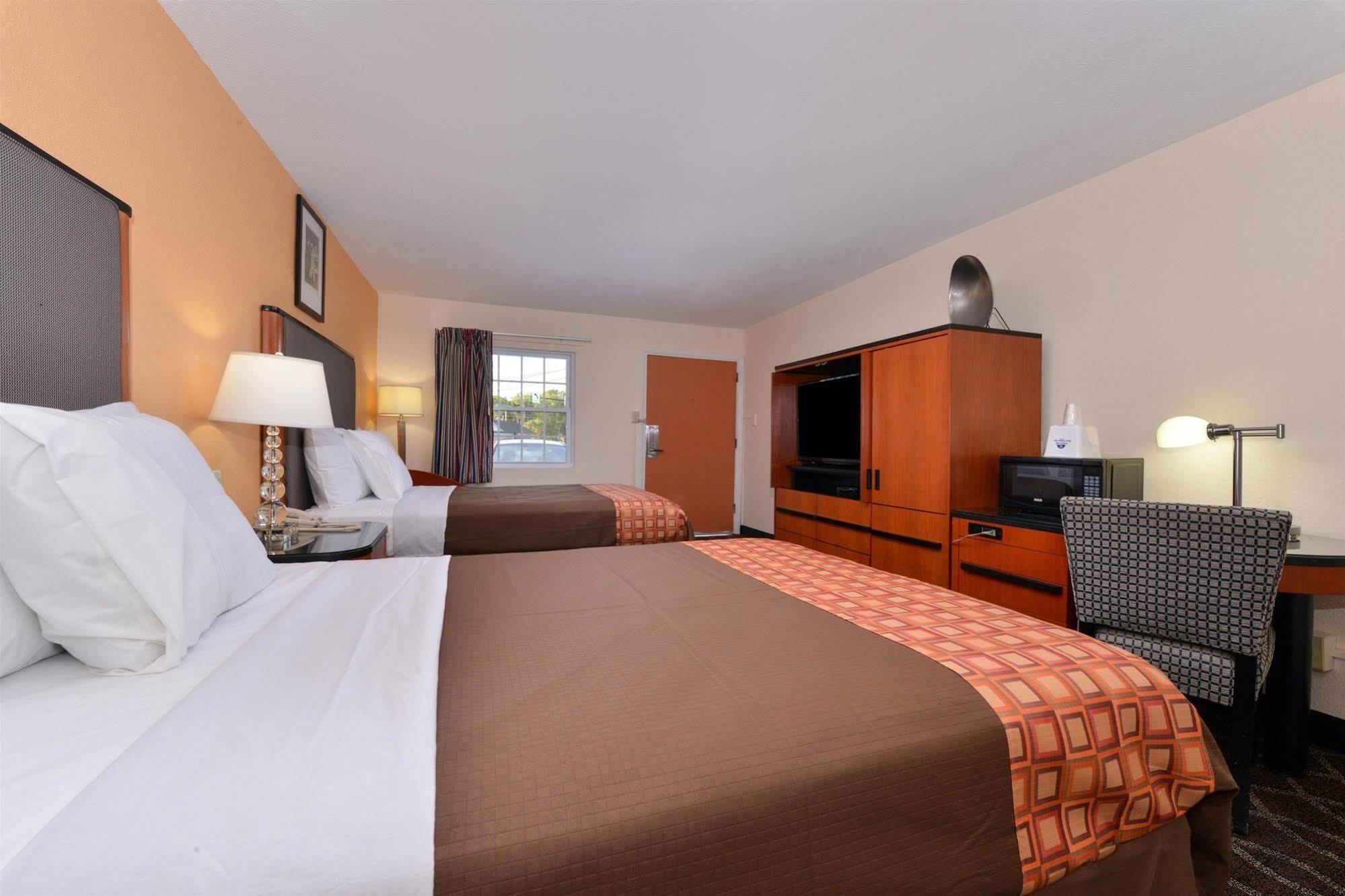 Media Inn & Suites Екстериор снимка