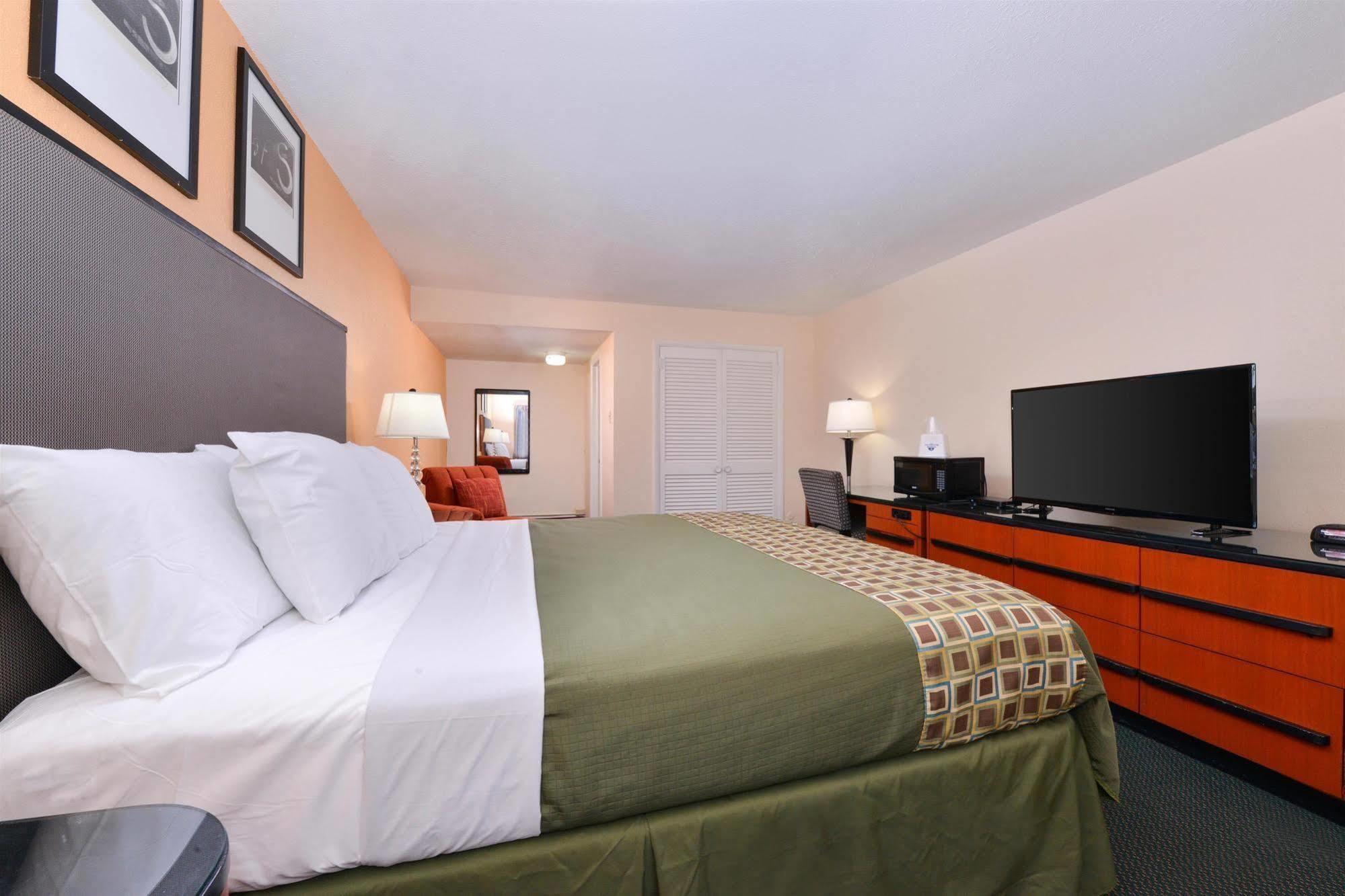 Media Inn & Suites Екстериор снимка
